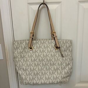 Michael Kors Leather Logo Jet Set Tote Bag in Vanilla